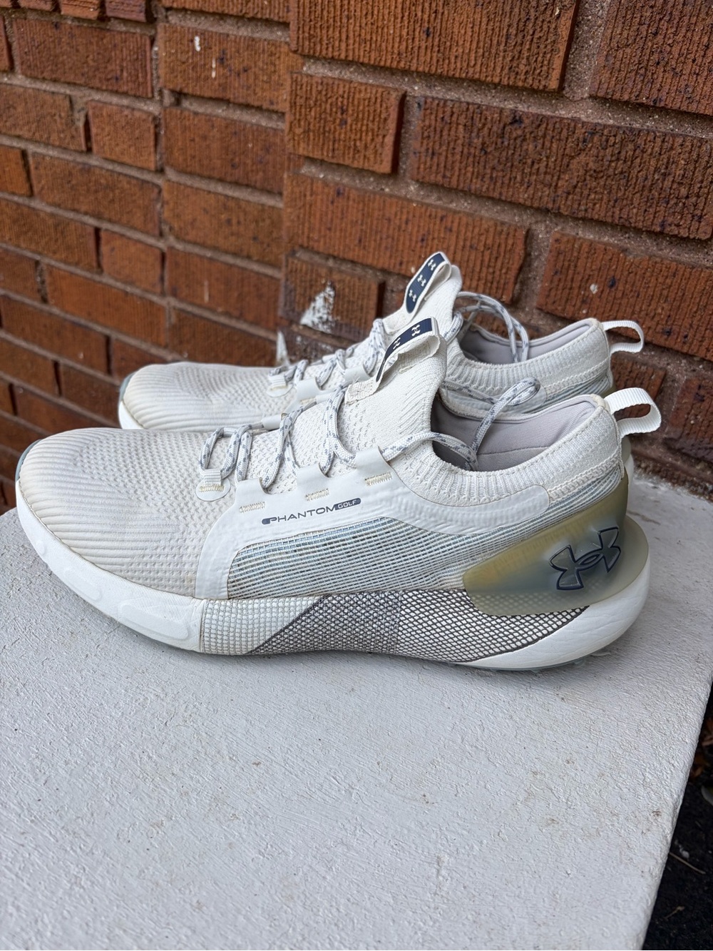 Under Armour Phantom Men’s White spikeless golf shoes with Subtle Gray Accents